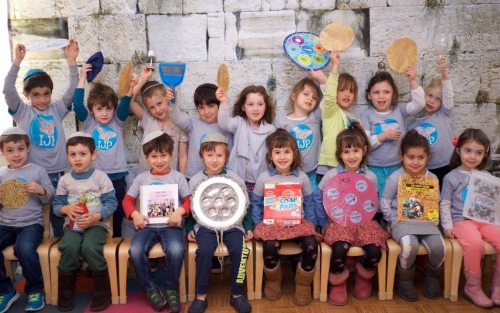 Kitah Daled-Hey at Intown Jewish Preschool is ready for Pesach. (Photo by Adam Koplan)