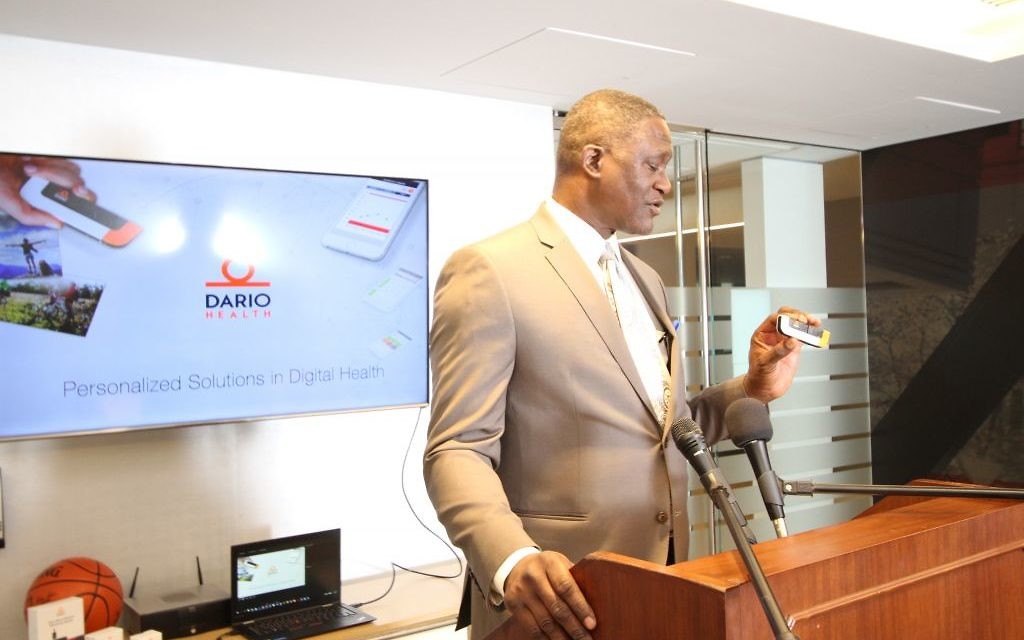 Dominique Wilkins shows the Dario glucose monitoring device, which he uses to help control his diabetes.