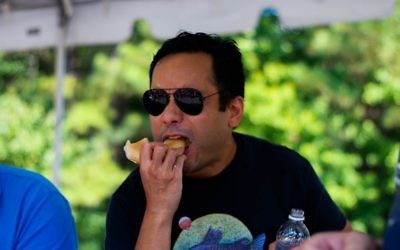 Photo by Joshua Jacobs:
Teddy Delacruz of Chicago consumes six bagels in five minutes to win $500 at the 2016 Noshfest.