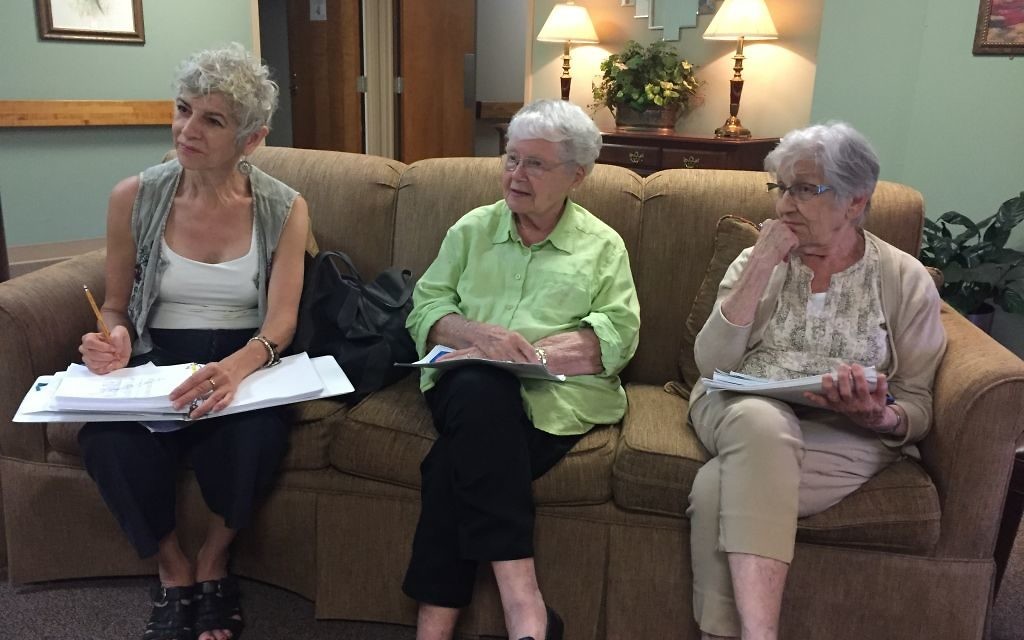 (From left) actress Mary Lynn Owen and Jewish Tower residents Lila Rosenbaum and Eunice Stein talk about Yiddish. (Photo by Audrey Galex)