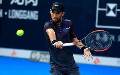 Dudi Sela of Israel hits a return against Alexandr Dolgopolov of Ukraine during their men's singles quarter-final match at the ATP Shenzhen Open tennis tournament in Shenzhen, southern China's Guangdong province on September 29, 2017. (AFP/STR)