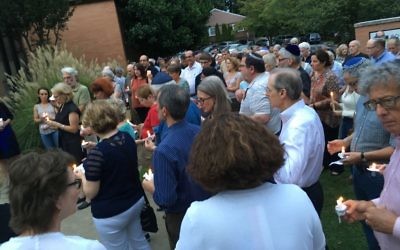 Last year, the crowd at Shearith Israel held candles in support of the Van Gelderen family, praying for Jenna’s safe return. (Photo by Leah R. Harrison)