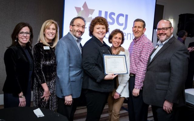 Cantor Jen Brown (left), the co-chair of USCJ’s award committee, Margo Gold (second from left), the USCJ president and an Ahavath Achim Synagogue member, and Rabbi Steven Wernick (right), the USCJ CEO, present the Solomon Schechter Award to Congregation Beth Shalom Rabbi Mark Zimmerman, Director of Lifelong Learning Linda Zimmerman, Executive Director Loli Gross and President Howard Fish. (Photo courtesy of USCJ)
