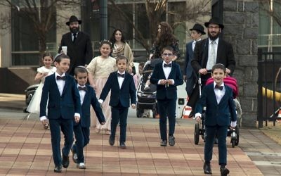 Guests of all ages make their way to the New-Farkash wedding.