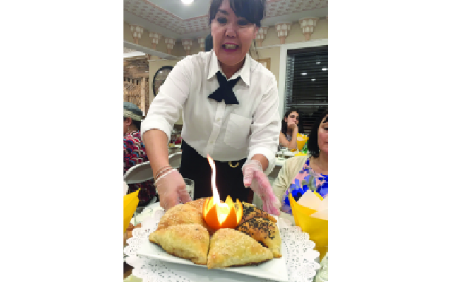 The traditional flaming samsa course delighted the crowd at Beth Itzhak Synagogue.
