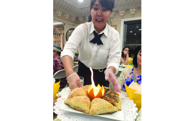 The traditional flaming samsa course delighted the crowd at Beth Itzhak Synagogue.
