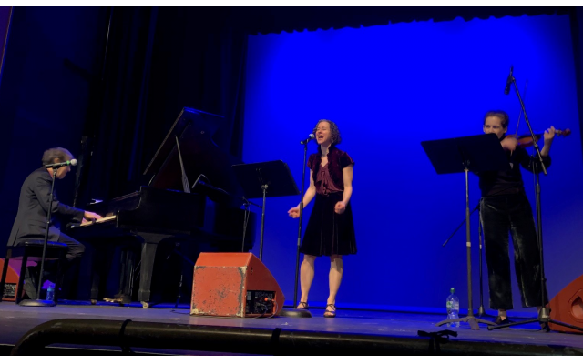 Photo by Bernice Isaac/Congregation Etz Chaim // The musical trio lit up the stage: Hankus Netsky, Miryem-Khaye Siegel and Abigale Reisman.