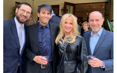 Kollel Rabbi Netanel Friedman thanked hosts Jeff and Carrla Goldstein (center) along with Joel Marks, Kollel supporter.
