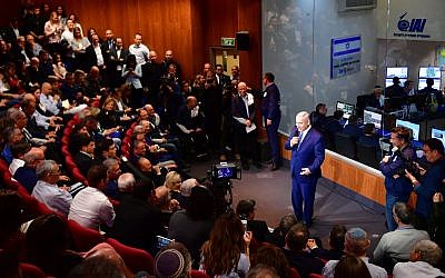 Prime Minister Benjamin Netanyahu addresses the gathered crowd before they watched the Beresheet attempt its landing.