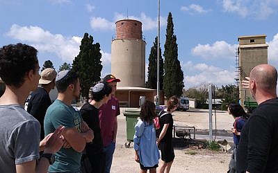 The students learn the history of the kibbutz.
