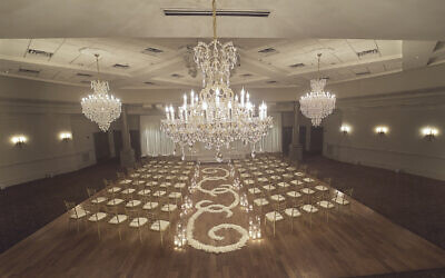 An example of a Jewish wedding that used Spring Hall’s “grand decor” package.