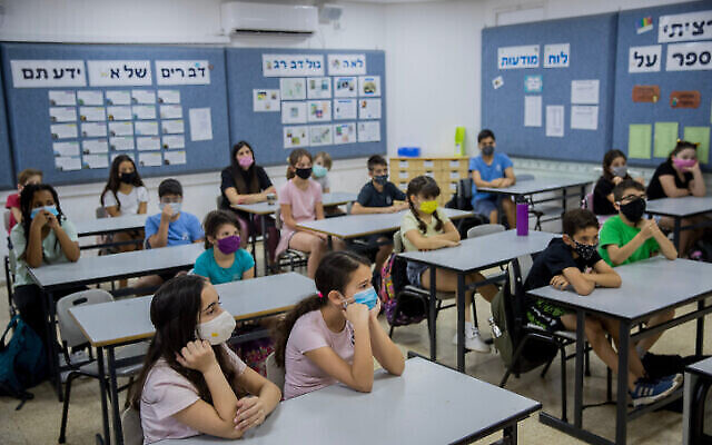 Israeli students wear protective face masks at the Hashalom School in Mevaseret Zion, near Jerusalem, May 17, 2020. (Yonatan Sindel/Flash90)