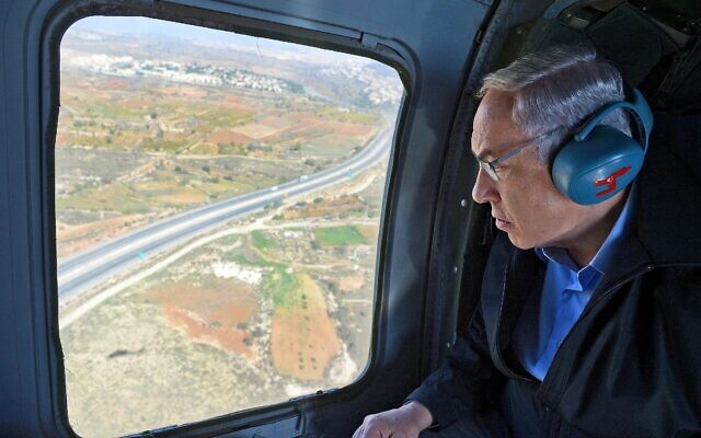 Prime Minister Benjamin Netanyahu in a helicopter ride, during a tour of the Gush Etzion area and the IDF Etzion brigade, November 23, 2015. (Haim Zach/GPO)
