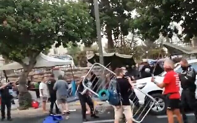 Police, municipal inspectors clash with protesters near Prime Minister Benjamin Netanyahu's official residence, Jerusalem, July 13, 2020 (Screen grab/Twitter)