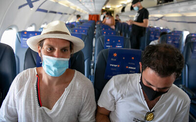 Travelers on an an Israir flight between Tel Aviv and Eilat on August 17, 2020. (Olivier Fitoussi/Flash90)