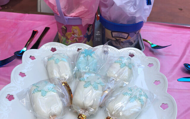 The “Frozen” cake and cake pops are by Gretchen of Gretchen’s Bakery