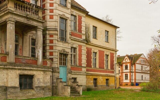 A location used for filming ‘Queen’s Gambit,’ Schloss Schulzendorf in Germany, outside Berlin, November 2020. (courtesy: Felipe Tofani/Fotostrasse.com)