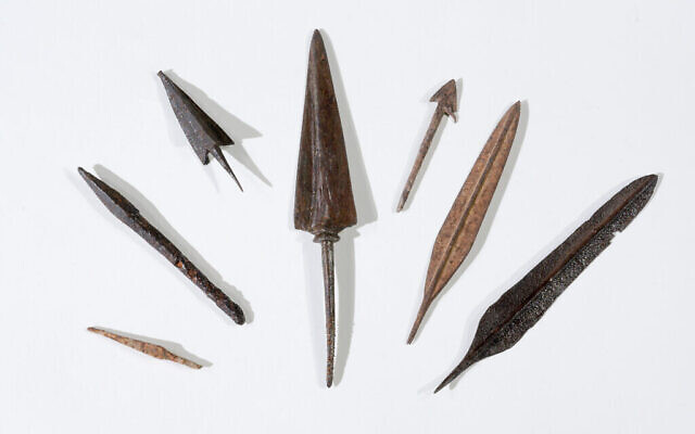 Arrowheads from the Roman period discovered in the Judaen Desert operation.(Dafna Gazit, Israel Antiquities Authority)