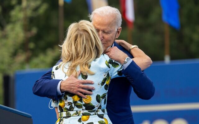President Joe Biden and First Lady Dr. Jill Biden kiss at a drive in rally for the President celebrating his 100 days in office, in Duluth, Georgia on April 29th, 2021. // Nathan Posner for the AJT