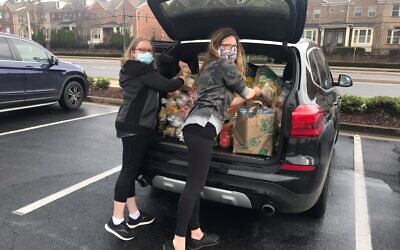 Allison Tanenbaum and Cyndi Sterne load sandwiches that they collected.