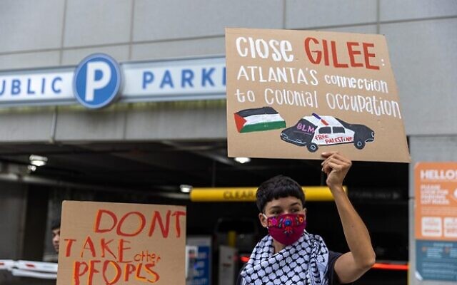 A pro-Palestine protestor holds a sign calling for the end of the GILEE program. // Nathan Posner for the AJT