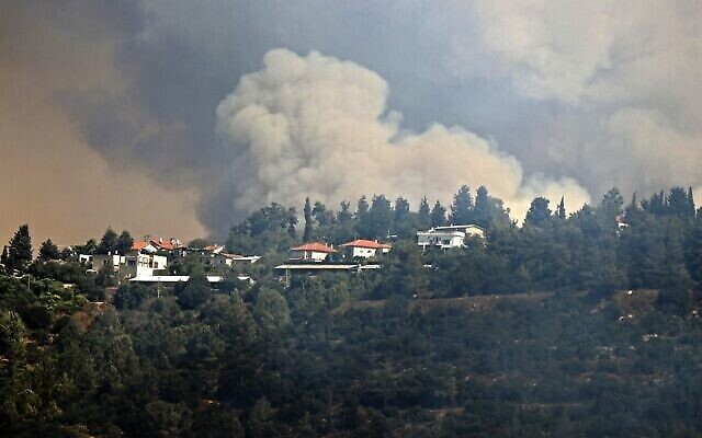 Smoke billows from a forest fire at the Jerusalem mountains near the Israeli village of Moshav Shoresh, on August 16, 2021. (Ahmad GHARABLI / AFP)