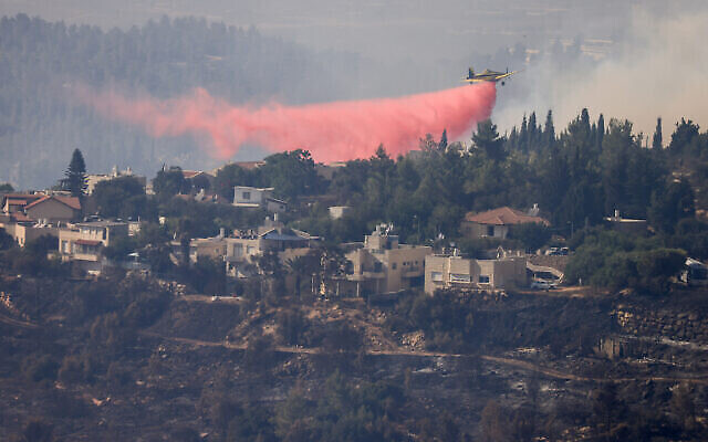 Firefighter planes try to extinguish a fire outside Givat Yearim in the Jerusalem Hills, August 16, 2021. (Olivier Fitoussi/Flash90)