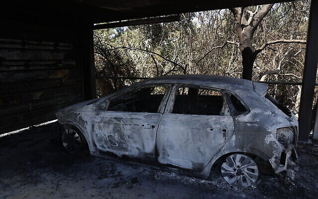 A burned car following a major fire near Beit Meir, August 16, 2021 (Yonatan Sindel/Flash90)