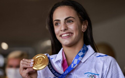Olympic Gold medalist Linoy Ashram at Ben Gurion Airport after winning the gold medal in rhythmic gymnastics at the Olympic Games in Japan, August 11, 2021. (Menahem KAHANA // AFP/Times of Israel)