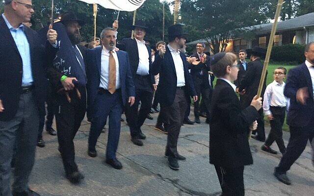 Photos by Allen H. Lipis // The Torah procession winds its way through the North Druid Hills.
