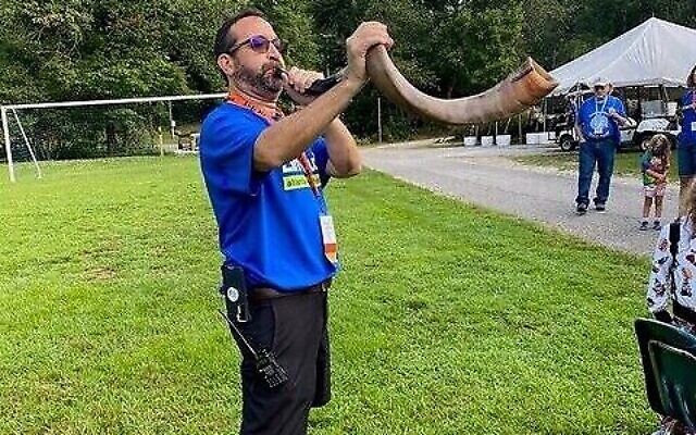 LimmudFest 2021 Chair and Southeast Board President Howie Slomka blows the shofar.
