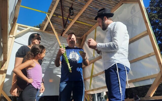 Chabad students and rabbis welcomed over 1500 people to their sukkah mobiles.
