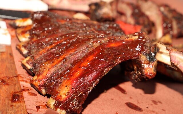 Kosher BBQ beef ribs were served hot off the grill. (Credit: Sean Evett, Cavender Creek Photography)