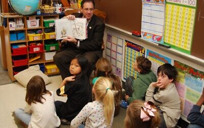 Mayor Bodker reading to school children.