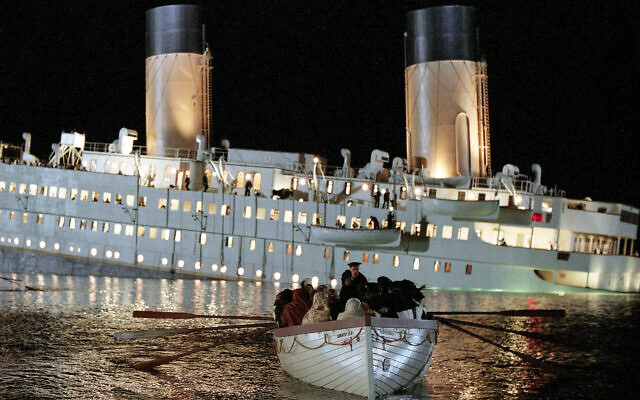 DT6R7Y LIFEBOAT SCENE TITANIC (1997)directed by James Cameron [Twentieth Century Fox Pictures]