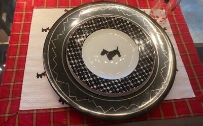 Set out on Scottie-themed placemats are Scottie dog dishes, placed over charger plates.