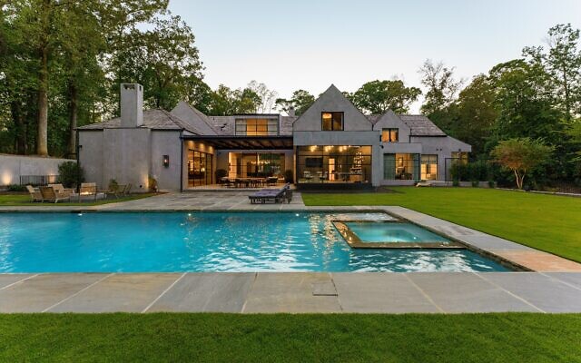 Siegel-built house’s rectangular swimming pool is typical of what today’s homeowners want.