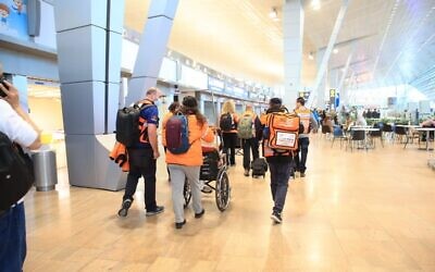 Ukrainian refugees being flown to Israel by United Hatzalah as part of Operation Orange Wings. // (United Hatzalah)
