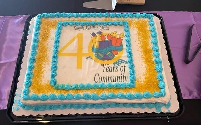 Temple Kehillat Chaim celebrated its 40th anniversary in style with a delicious cake and various delicacies.