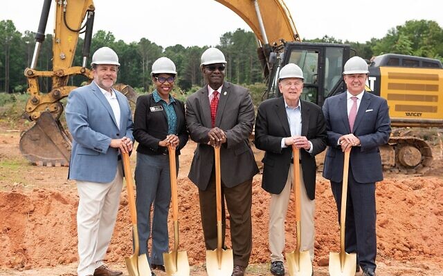 From left to right: Greg Lewis, Cobb County Commissioner Monique Sheffield, Powder Springs Mayor Al Thurman, Steve Selig, and Selig Enterprises CDO Steve Baile break ground at the future site of Heartwood Sandy Springs.