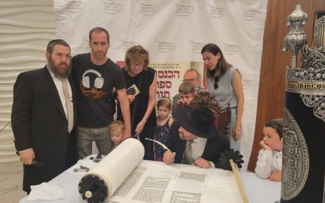 The event began with the community writing the last letters of the Torah scroll led by local Sofer Rabbi Ariel Asa.