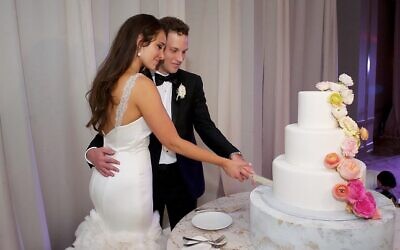 Jessica Senft and Aaron Retterbush  cut the wedding cake.  //  Photos By Ali Darvish Photography
