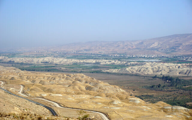 Roads in the Jordan Valley are often subject to extreme temperatures in summer. (Emanuel Fabian/Times of Israel)