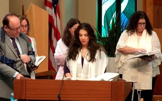 Michelle Hall reading a prayer at the adult b’nai mitzvah at Congregation Dor Tamid.