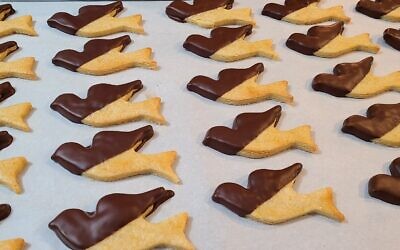 Sweet Détente’s dove cookies are customizable and can be set on sticks.