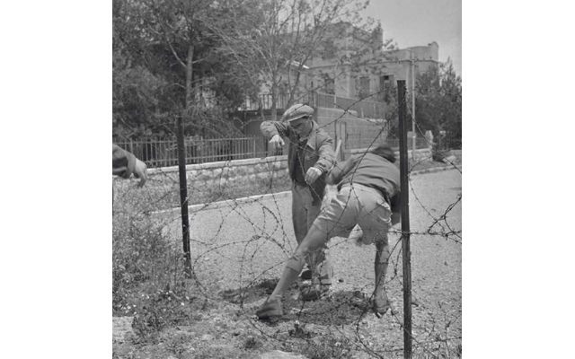 Jerusalem youth crossing the Arab barbed wire checkpoint in the Katamon neighborhood after its occupation // Photo Credit: Rudolf Jonas, KKL-JNF Archive