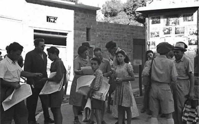 Jerusalem residents thirsty for news, 1948 // Photo Credit; Edgar Hirschbein, KKL-JNF Archive