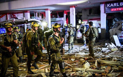Israeli security and rescue forces at the scene of a ballistic missile strike from Iran in Bat Yam, June 15, 2025 // Photo Credit: Avshalom Sassoni/Flash90/Times of Israel