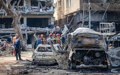 Israeli security and rescue forces at the scene where a ballistic missile fired from Iran hit and caused damage in Tel Aviv, June 16, 2025 // Photo Credit: Chaim Goldberg/Flash90/Times of Israel