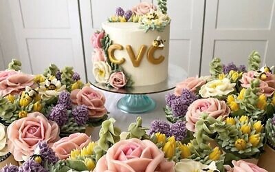 This cake has matching cupcakes.